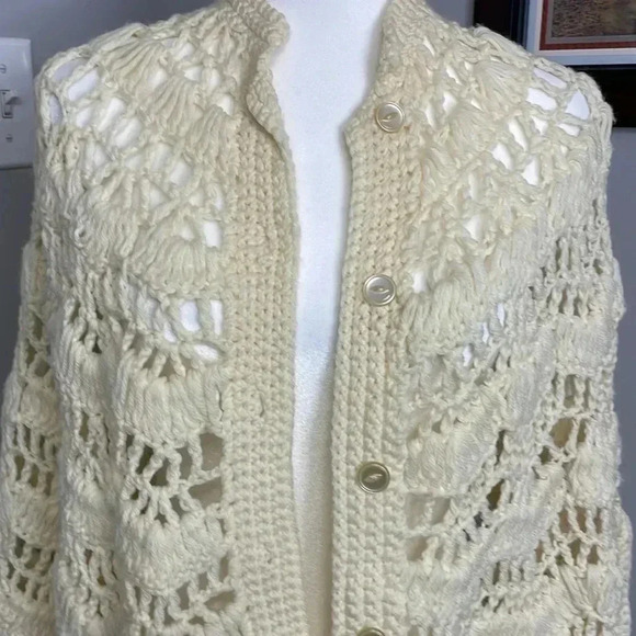 Vintage Handmade Crochet Poncho Cape Button closure One Size Off White Ivory - Picture 2 of 5
